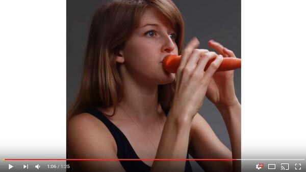 Відэаінструкцыя: як зрабіць флейту з морквы - Sputnik Беларусь