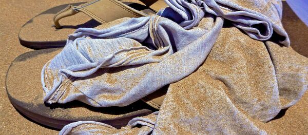 Сланцы и майка на пляже, архивное фото - Sputnik Беларусь