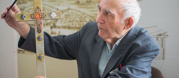 Пётр Лысенка дэманструе макет Тураўскага крыжа Пётр Лысенка дэманструе макет Тураўскага крыжа - Sputnik Беларусь