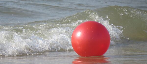 Мяч на берегу реки, архивное фото Мяч на берегу реки, архивное фото - Sputnik Беларусь