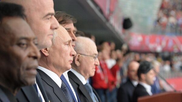 Президент РФ В. Путин и премьер-министр РФ Д. Медведев посетили первый матч Кубка конфедераций-2017 - Sputnik Беларусь