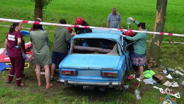 Спасатели деблокировали женщину-водителя, пострадавшую в ДТП - Sputnik Беларусь