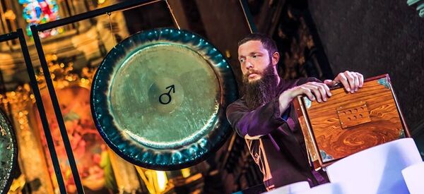 Гукатэрапеўт, гонг-майстар, заснавальнік і кіраўнік Тэатра гуку, член міжнароднай асацыяцыі гукатэрапеўтаў Андрэй Сутугінас - Sputnik Беларусь