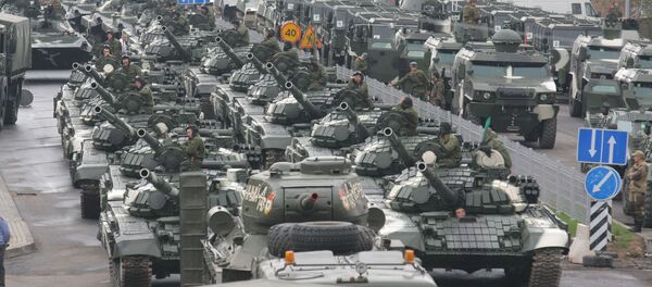 Военная техника ожидает начала репетиции военного парада в Минске - Sputnik Беларусь