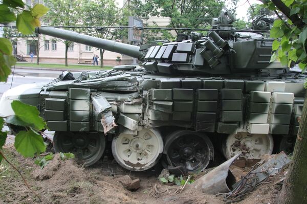 Танк Т-72 врезался в дерево на проспекте Независимости - Sputnik Беларусь