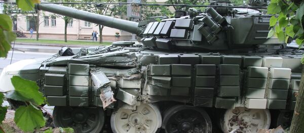 Танк Т-72 врезался в дерево на проспекте Независимости - Sputnik Беларусь