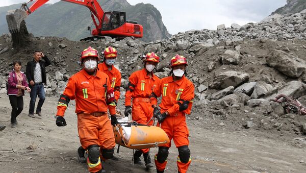 Спасатели на месте схода оползня в Китае - Sputnik Беларусь