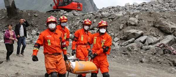 Спасатели на месте схода оползня в Китае Спасатели на месте схода оползня в Китае - Sputnik Беларусь