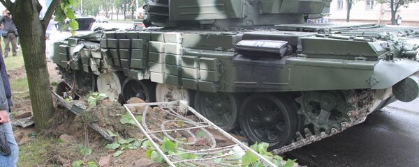 Танк збіў ліхтарны слуп у Мінску Танк збіў ліхтарны слуп у Мінску - Sputnik Беларусь