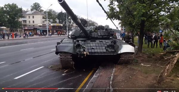 Танк врезался в столб в Минске, видео - Sputnik Беларусь