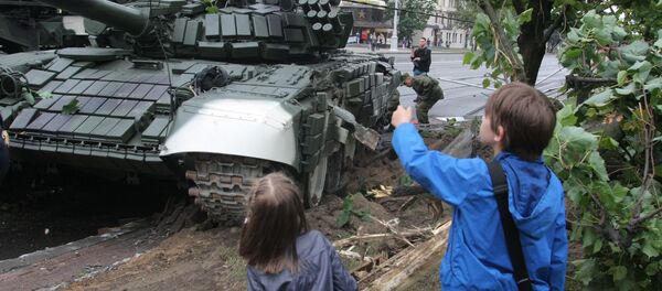 Танк Т-72 снес столб в Минске Танк Т-72 снес столб в Минске - Sputnik Беларусь