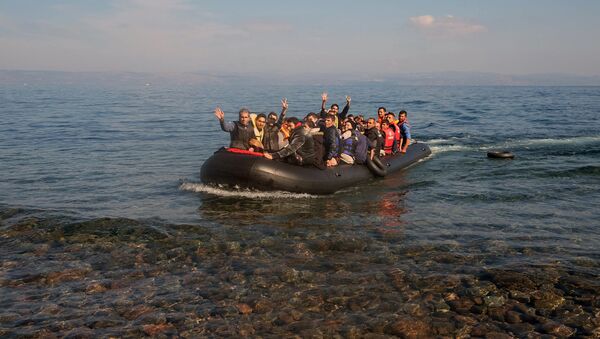 Мигранты на надувной лодке, архивное фото - Sputnik Беларусь