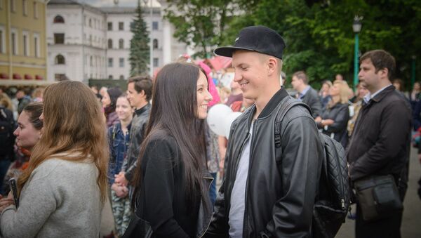 Пара влюбленный молодых людей в Минске - Sputnik Беларусь