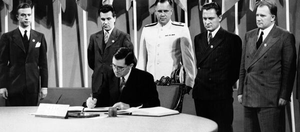 Андрей Громыко подписывает Устав ООН Андрей Громыко подписывает Устав ООН - Sputnik Беларусь