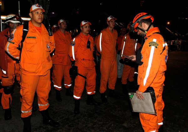 Спасатели работали всю ночь, хотя поисковые работы были осложнены погодными условиями - Sputnik Беларусь