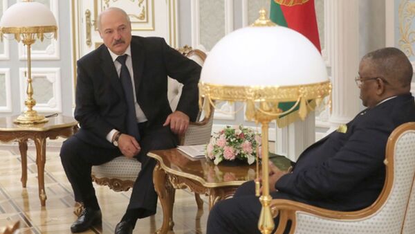 Встреча президента Беларуси Александра Лукашенко (слева) и главы МИД Анголы Жорже Ребелу Пинту Шикоти - Sputnik Беларусь