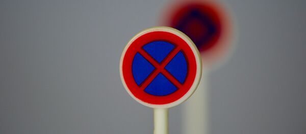 Дарожны знак Стаянка і паркоўка забароненая, архіўнае фота Дарожны знак Стаянка і паркоўка забароненая, архіўнае фота - Sputnik Беларусь