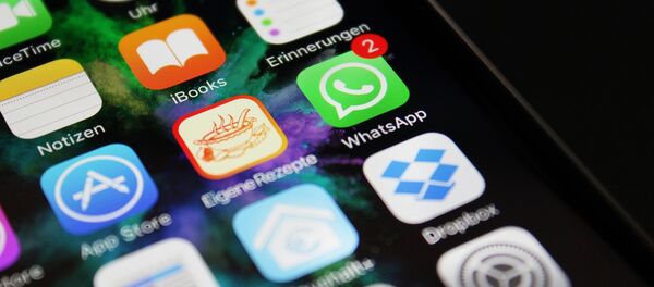Телефон с мессенджером WhatsApp Телефон с мессенджером WhatsApp - Sputnik Беларусь