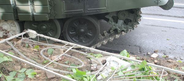 Танк снес столб в Минске - Sputnik Беларусь