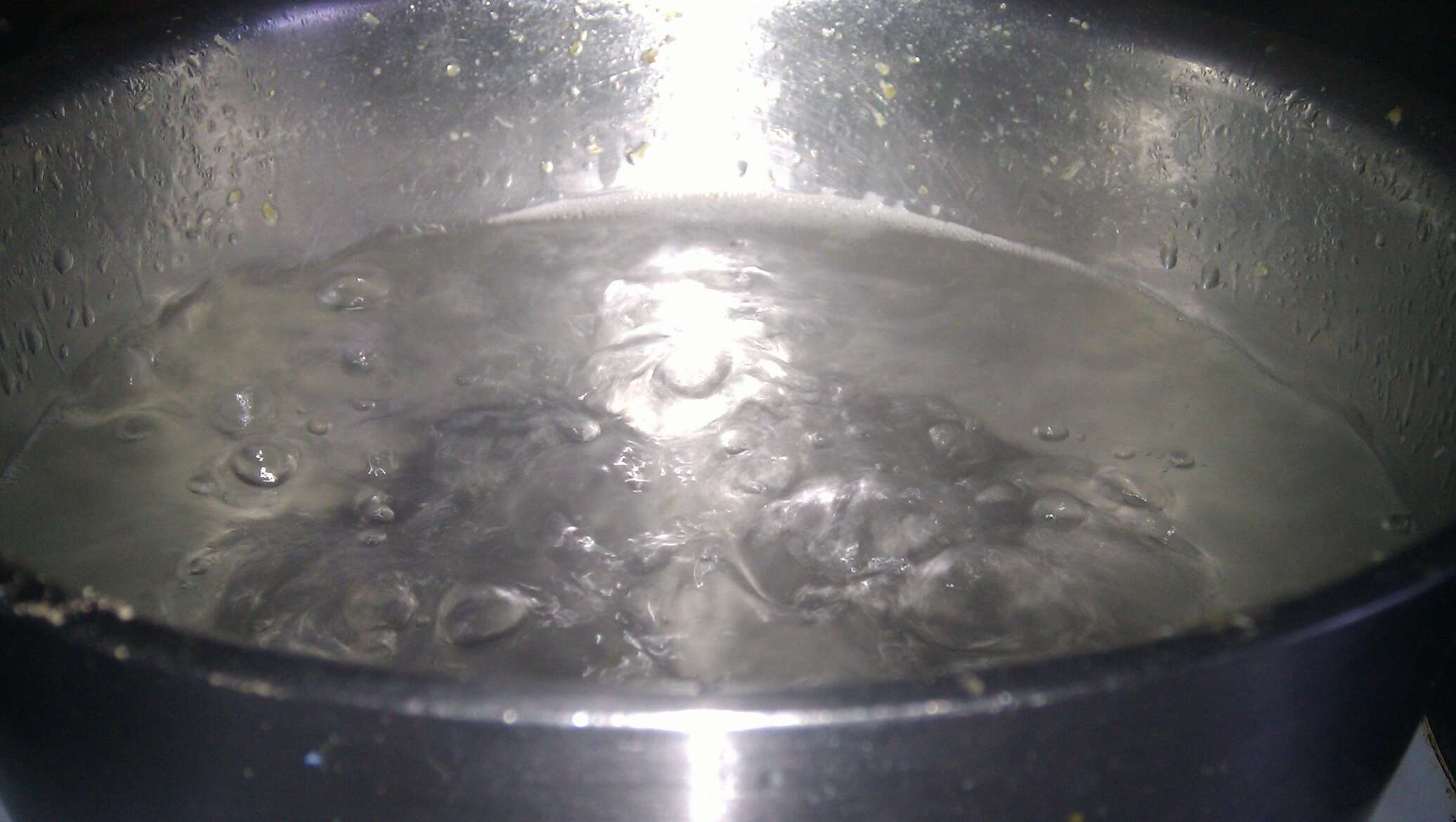 Можно кипятить стеклянную посуду. Кипящая вода. Кипение воды. Кипячение воды. Вода очищается  в кастрюле.