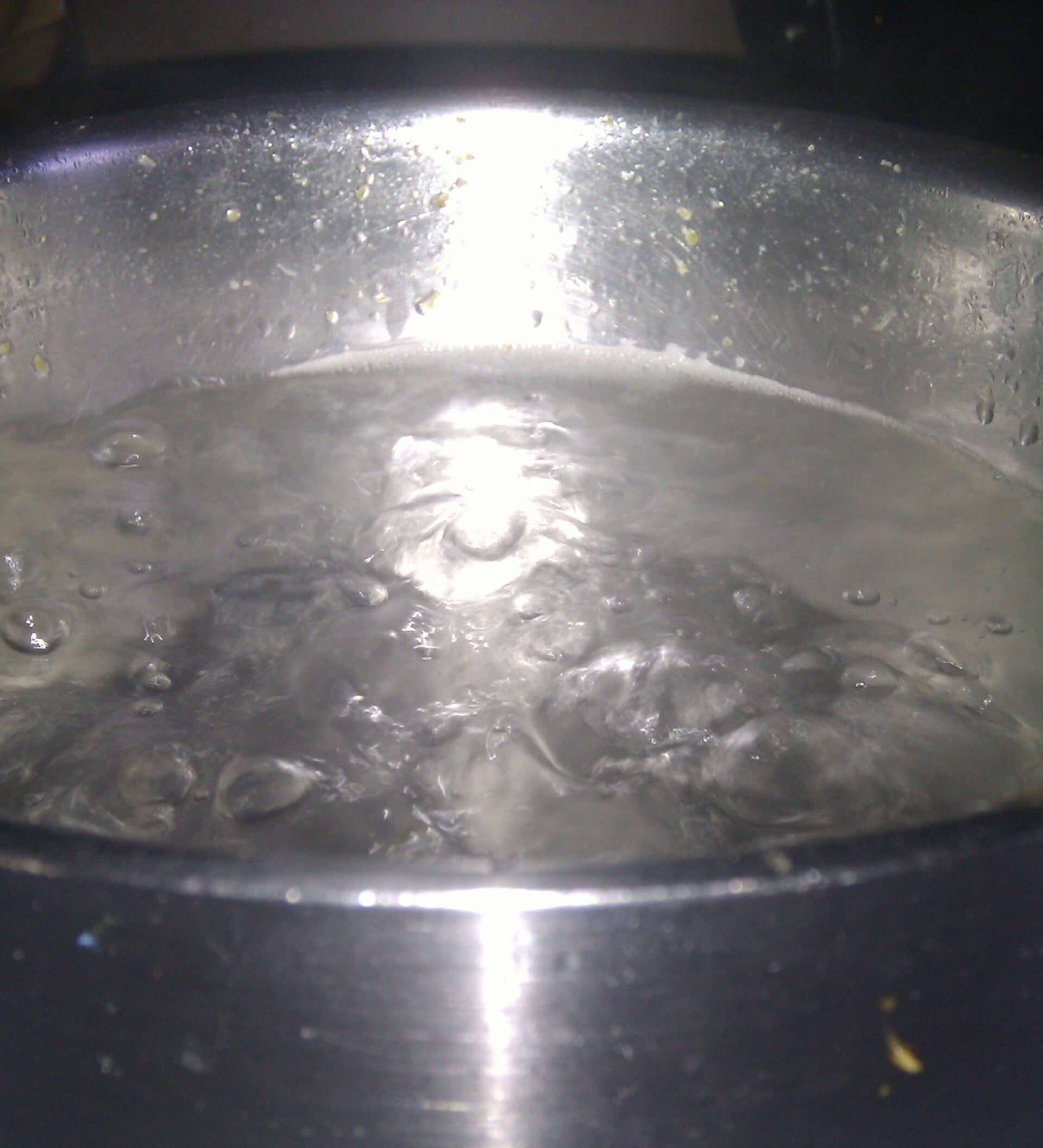 Воду можно кипятить в любой стеклянной посуде. Кипяченая вода. Кипящая вода вид сверху. Станция для кипячения воды. Кипячёная вода в ковшике.