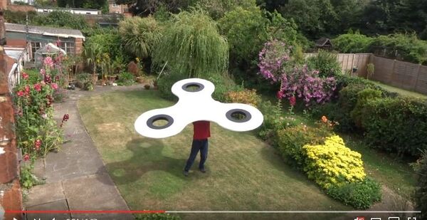 Британец раскрутил самый большой спиннер, видео - Sputnik Беларусь