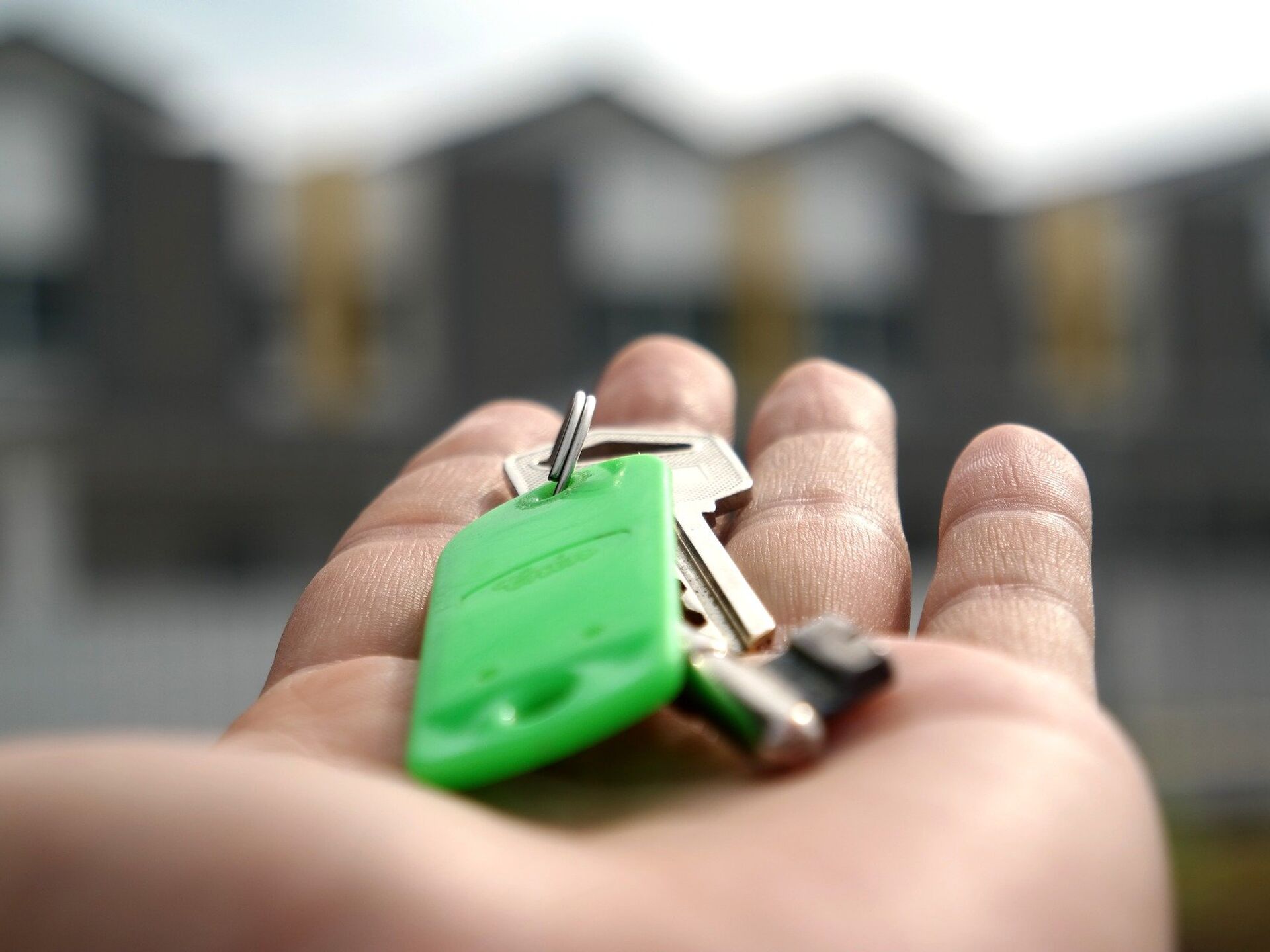 Есть ли ипотека участникам сво. Ключи от квартиры. Ключи от дома. Зелёные ключи от квартиры. Домик с ключами.