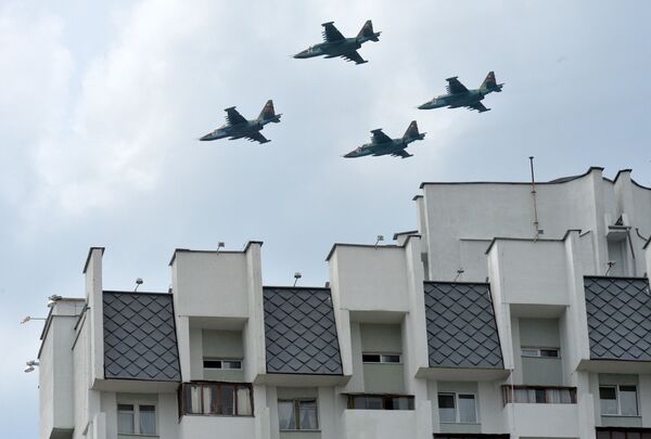 На тренировке парада военные самолеты пролетали совсем низко - прямо над жилыми домами. - Sputnik Беларусь