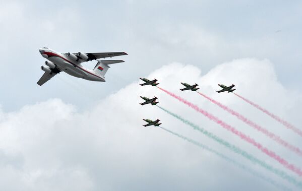 Завершат воздушный парад традиционно Ил-76 в сопровождении Як-130 с цветным дымом. - Sputnik Беларусь