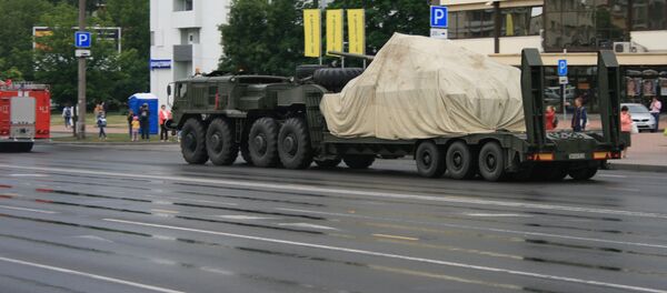 Танковоз, на котором под брезентом угадывается силуэт легендарной тридцатьчетверки - Sputnik Беларусь