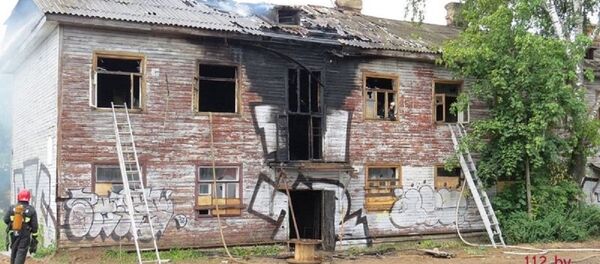Заброшенный дом горел в Минске Заброшенный дом горел в Минске - Sputnik Беларусь