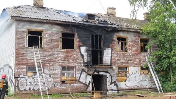 Заброшенный дом горел в Минске - Sputnik Беларусь