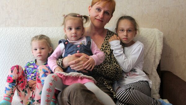 Нина Конон с младшими детьми - Sputnik Беларусь