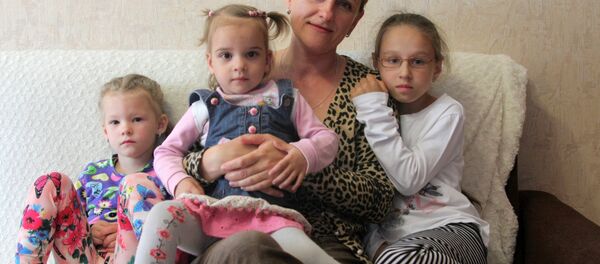 Нина Конон с младшими детьми - Sputnik Беларусь