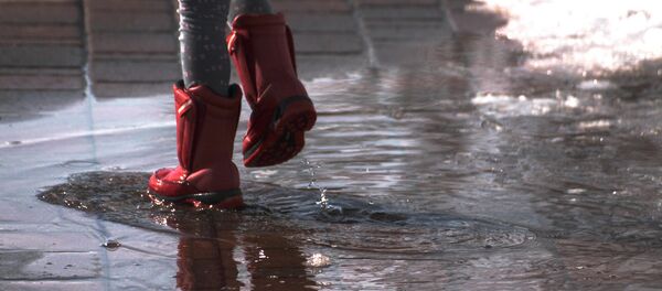 Ребенок в луже - Sputnik Беларусь