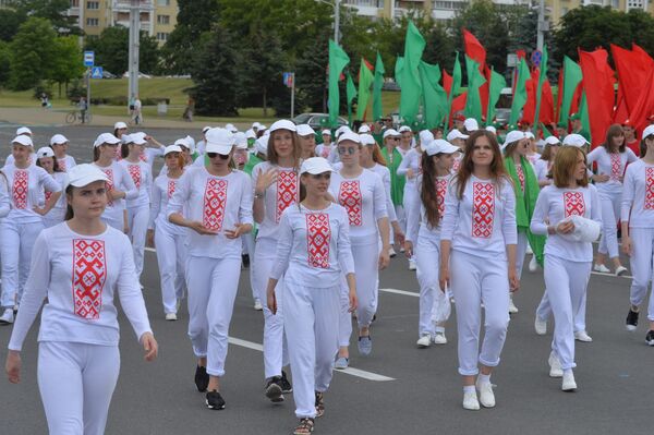 Молодежь тренируется перед репетицией парада к 3 июля - Sputnik Беларусь