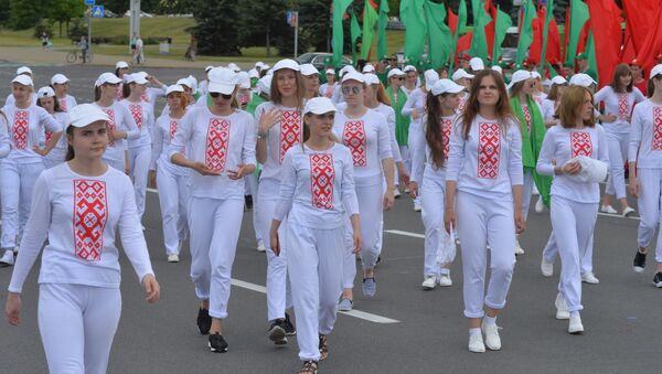 Молодежь тренируется перед репетицией парада к 3 июля - Sputnik Беларусь