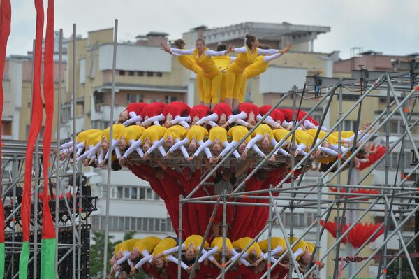 Традиционная ваза из людей ко Дню Независимости - Sputnik Беларусь