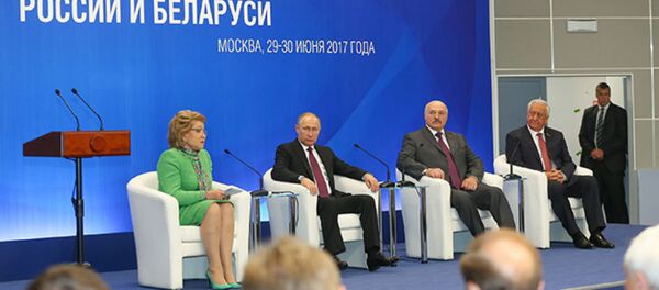 Президент Беларуси Александр Лукашенко на пленарном заседании IV Форума регионов Беларуси и России, 30 июня 2017 года - Sputnik Беларусь