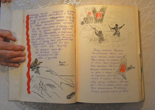 Разворот книги с отрывком сочинения, написанного Сашей Дешко - Sputnik Беларусь