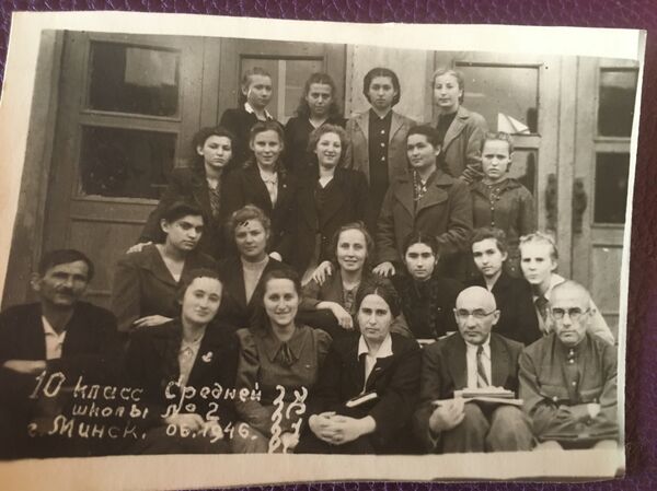 Инесса Макарчук (второй ряд снизу, четвертая слева) во время учебы в 10-м классе средней школы №2 Минска (1946 год) - Sputnik Беларусь