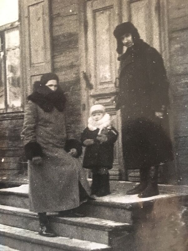 Родители и сестра Инессы Макарчук Жанна (в центре) у минского дома на улице Ленина в довоенное время - Sputnik Беларусь