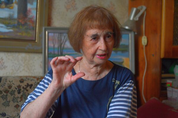 Осенью 44-го Инесса Макарчук пошла в школу. До сих пор помнит те завтраки - кусочек хлеба, посыпанный сахаром - и холод. - Sputnik Беларусь