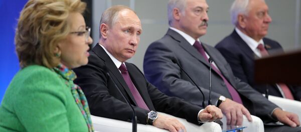 Президент РФ Владимир Путин и президент Беларуси Александр Лукашенко (второй справа) принимают участие в работе IV Форума регионов России и Беларуси - Sputnik Беларусь