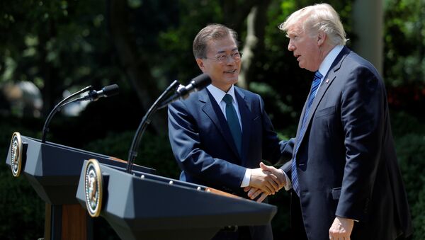 Президент США Дональд Трамп (справа) и президент Южной Кореи Мун Чжэ Ин - Sputnik Беларусь