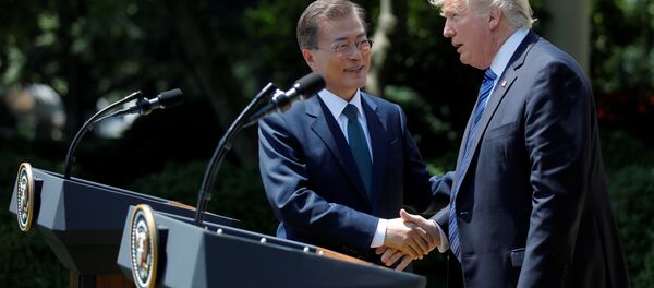 Президент США Дональд Трамп (справа) и президент Южной Кореи Мун Чжэ Ин - Sputnik Беларусь