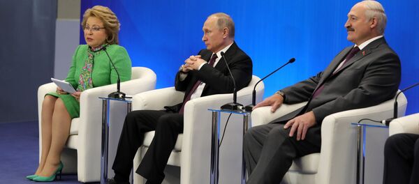 Александр Лукашенко, Владимир Путин и Валентина Матвиенко на Форуме регионов в Москве - Sputnik Беларусь