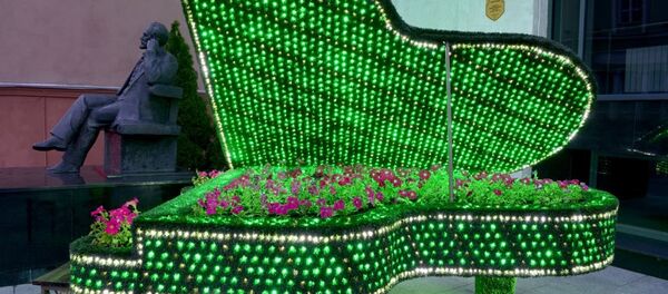 Комплимент Чайковскому: в Гомеле засветилась клумба-рояль Комплимент Чайковскому: в Гомеле засветилась клумба-рояль - Sputnik Беларусь