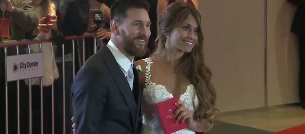 Лионель Месси с невестой Антонеллой Рокуццо в день свадьбы - Sputnik Беларусь