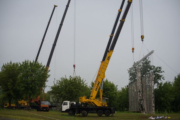 Площадка на набережной, где установили салют: надписи поднимались с помощью кранов - Sputnik Беларусь
